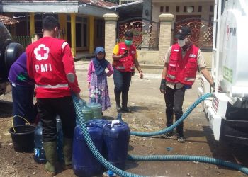 PMI Pasok Air Bersih Kepada Warga Terdampak Banjir Bandang