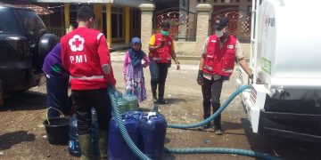 PMI Pasok Air Bersih Kepada Warga Terdampak Banjir Bandang