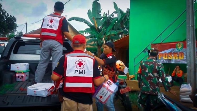 PMI Kabupaten Sukabumi Salurkan Bantuan Kepada Warga Korban Longsor