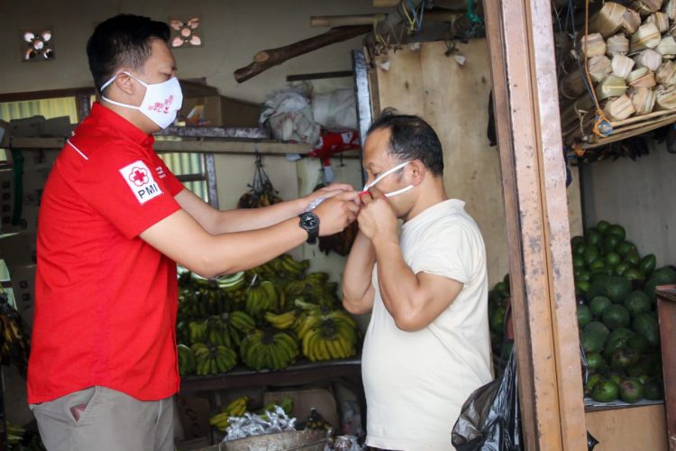 Antisipasi Covid-19, PMI Jawa Barat Membagikan Masker Di Pasar Dago