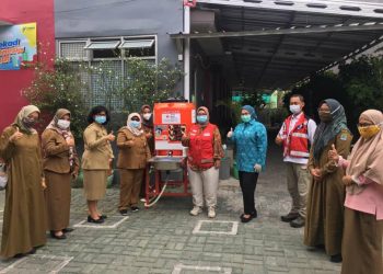 Penyerahan Wastafel cuci tangan dari Ketua PMI Kota Bekasi Ke Puskesmas Aren Jaya Bekasi Timur