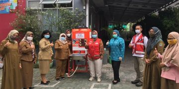 Penyerahan Wastafel cuci tangan dari Ketua PMI Kota Bekasi Ke Puskesmas Aren Jaya Bekasi Timur