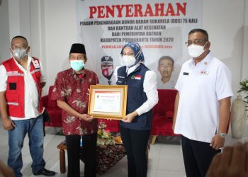 Penyerahan piagam penghargaan DDS 75 kali dan bantuan alat kesehatan dari pemerintah daerah Kabupaten Purwakarta
