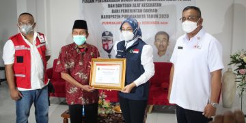 Penyerahan piagam penghargaan DDS 75 kali dan bantuan alat kesehatan dari pemerintah daerah Kabupaten Purwakarta