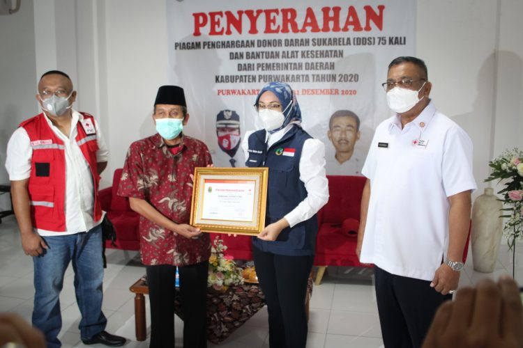 Penyerahan piagam penghargaan DDS 75 kali dan bantuan alat kesehatan dari pemerintah daerah Kabupaten Purwakarta