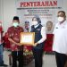 Penyerahan piagam penghargaan DDS 75 kali dan bantuan alat kesehatan dari pemerintah daerah Kabupaten Purwakarta