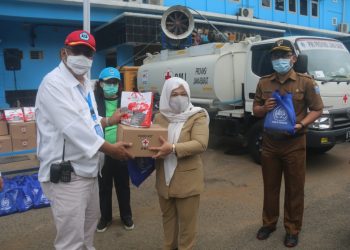 Cegah penyebaran Covid-19 PMI Jawa Barat Melakukan Penyemportan Disinfektan Dan Berikan Bantuan Paket PHBS
