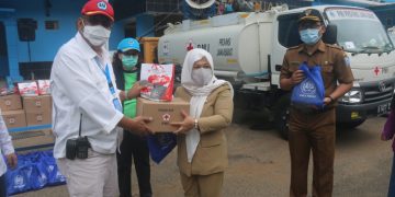 Cegah penyebaran Covid-19 PMI Jawa Barat Melakukan Penyemportan Disinfektan Dan Berikan Bantuan Paket PHBS