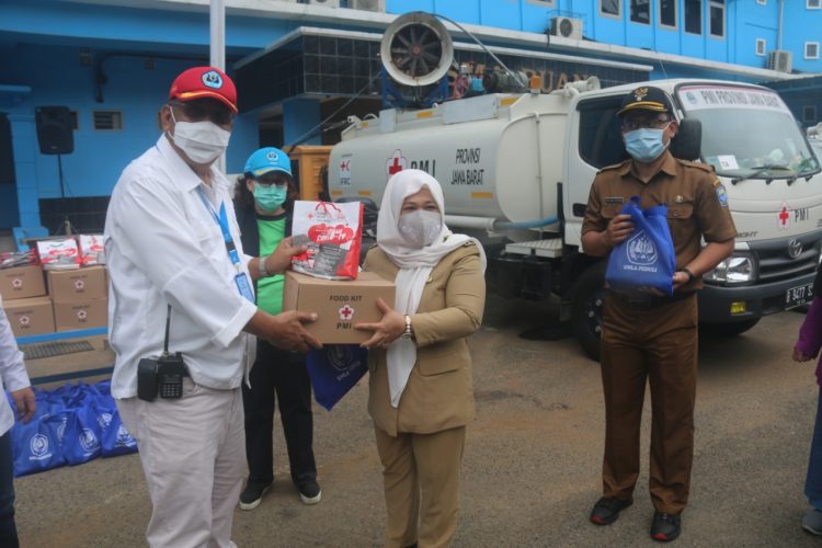 Cegah penyebaran Covid-19 PMI Jawa Barat Melakukan Penyemportan Disinfektan Dan Berikan Bantuan Paket PHBS
