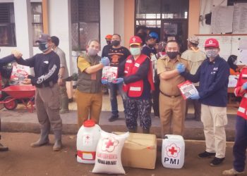 PMI Provinsi Jawa Barat Memberikan Bantuan Logistik Kepada Korban Tanah Longsor di Kabupaten Sumedang