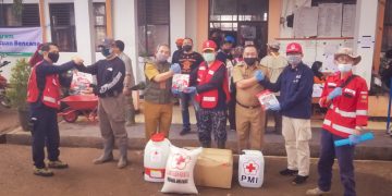 PMI Provinsi Jawa Barat Memberikan Bantuan Logistik Kepada Korban Tanah Longsor di Kabupaten Sumedang