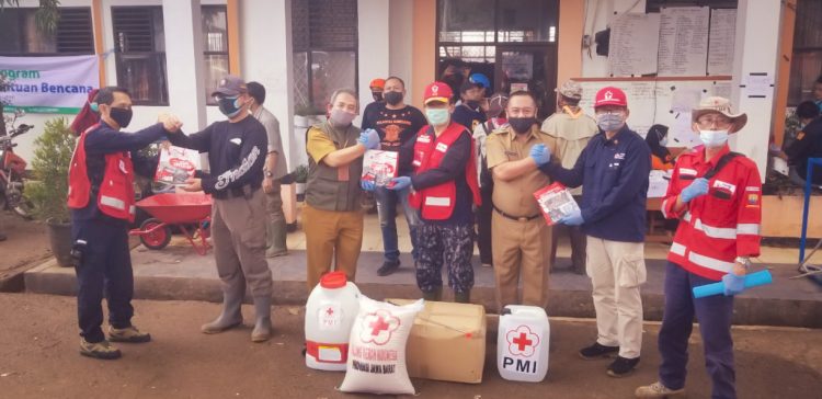 PMI Provinsi Jawa Barat Memberikan Bantuan Logistik Kepada Korban Tanah Longsor di Kabupaten Sumedang