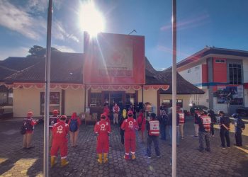 Cegah Penyebaran Covid-19, PMI Provinsi Jawa Barat Melakukan Penyemprotan Disinfektan Dan Memberikan Bantuan Logistik Kepada Kecamatan Coblong Kota Bandung