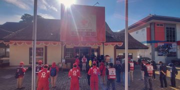 Cegah Penyebaran Covid-19, PMI Provinsi Jawa Barat Melakukan Penyemprotan Disinfektan Dan Memberikan Bantuan Logistik Kepada Kecamatan Coblong Kota Bandung