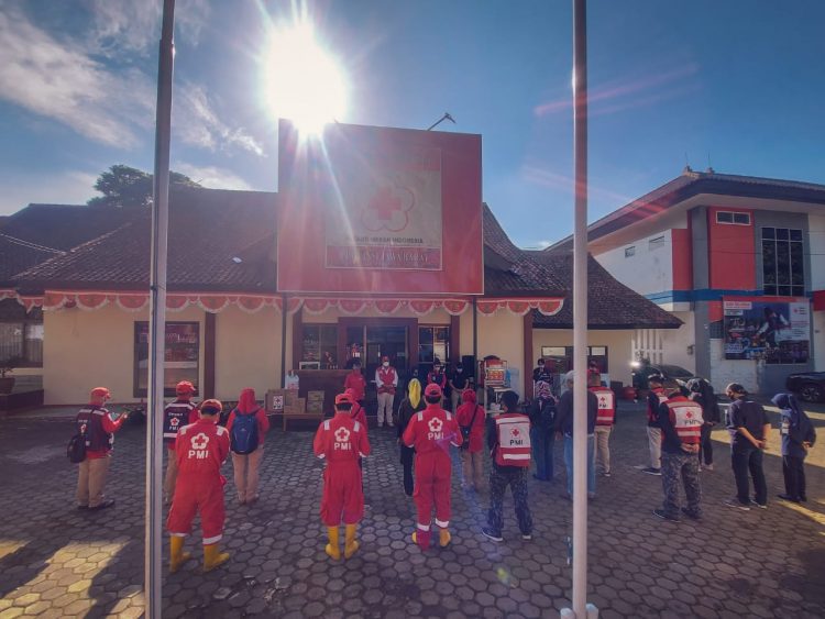 Cegah Penyebaran Covid-19, PMI Provinsi Jawa Barat Melakukan Penyemprotan Disinfektan Dan Memberikan Bantuan Logistik Kepada Kecamatan Coblong Kota Bandung