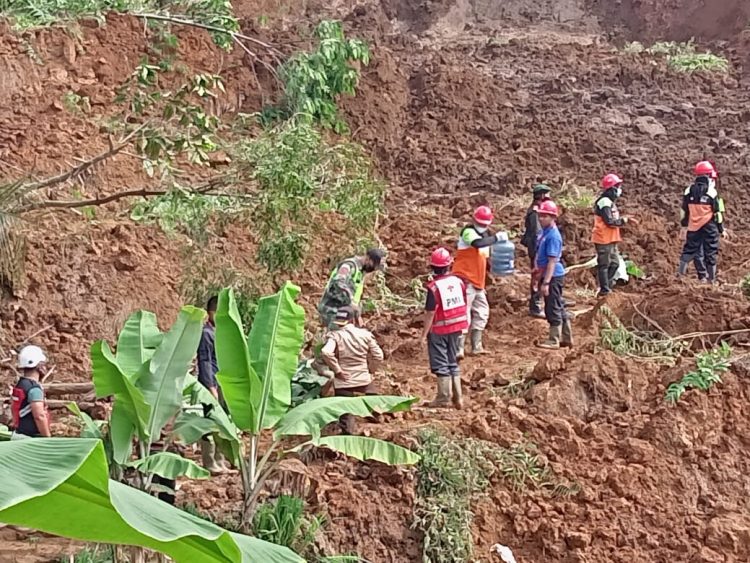 RESPON PMI DALAM BENCANA LONGSOR DI KABUPATEN SUKABUMI