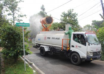 ANTISIPASI KLASTER BARU, PMI PROVINSI JAWA BARAT DAN PMI KOTA BANDUNG LAKUKAN PENYEMPROTAN DISINFEKTAN