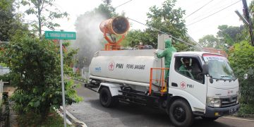 ANTISIPASI KLASTER BARU, PMI PROVINSI JAWA BARAT DAN PMI KOTA BANDUNG LAKUKAN PENYEMPROTAN DISINFEKTAN