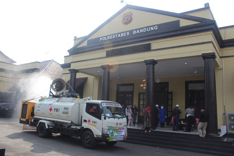 PMI PROVINSI JAWA BARAT GENCAR LAKUKAN GIAT PENYEMPROTAN DISINFEKTAN